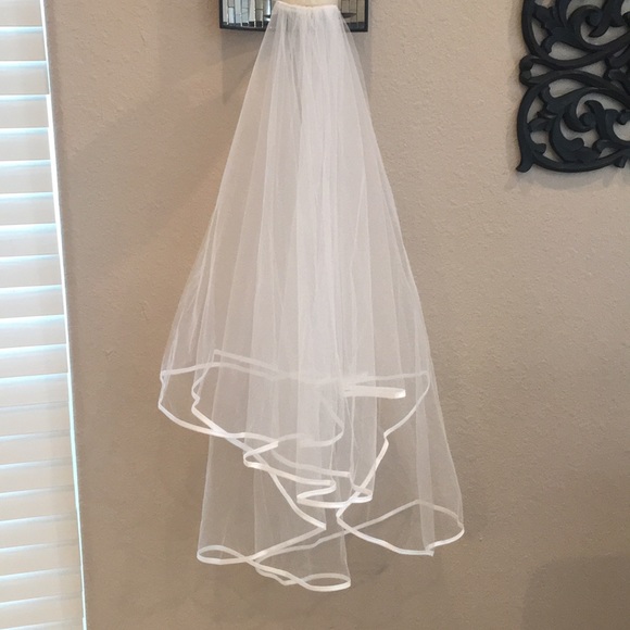 Accessories - White veil